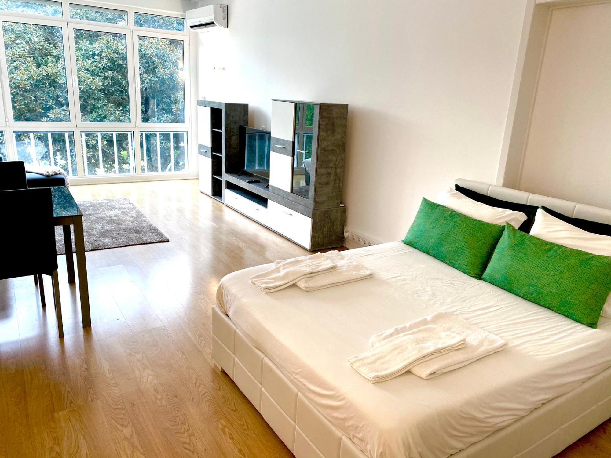 2 & 5- Side Casino Garden Apartment Estoril